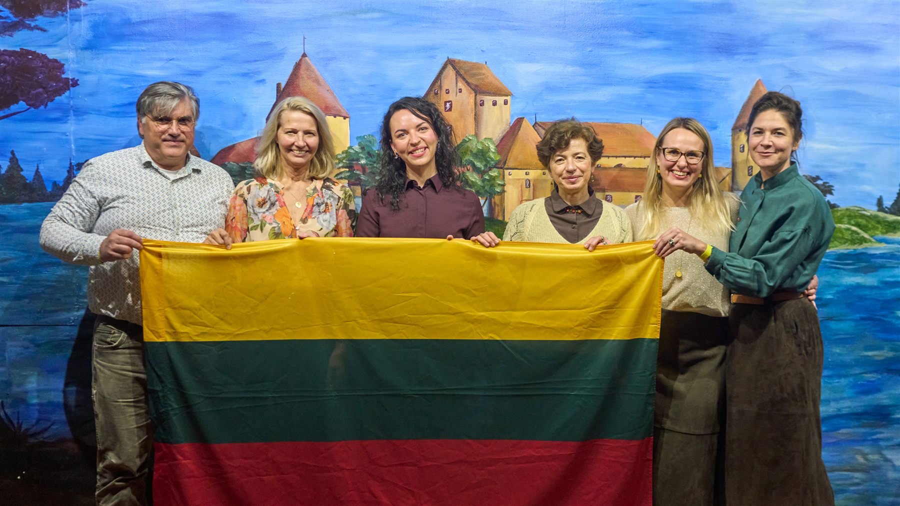 Valdybos nariai su Lietuvos vėliava / Board members with the Lithuanian flag